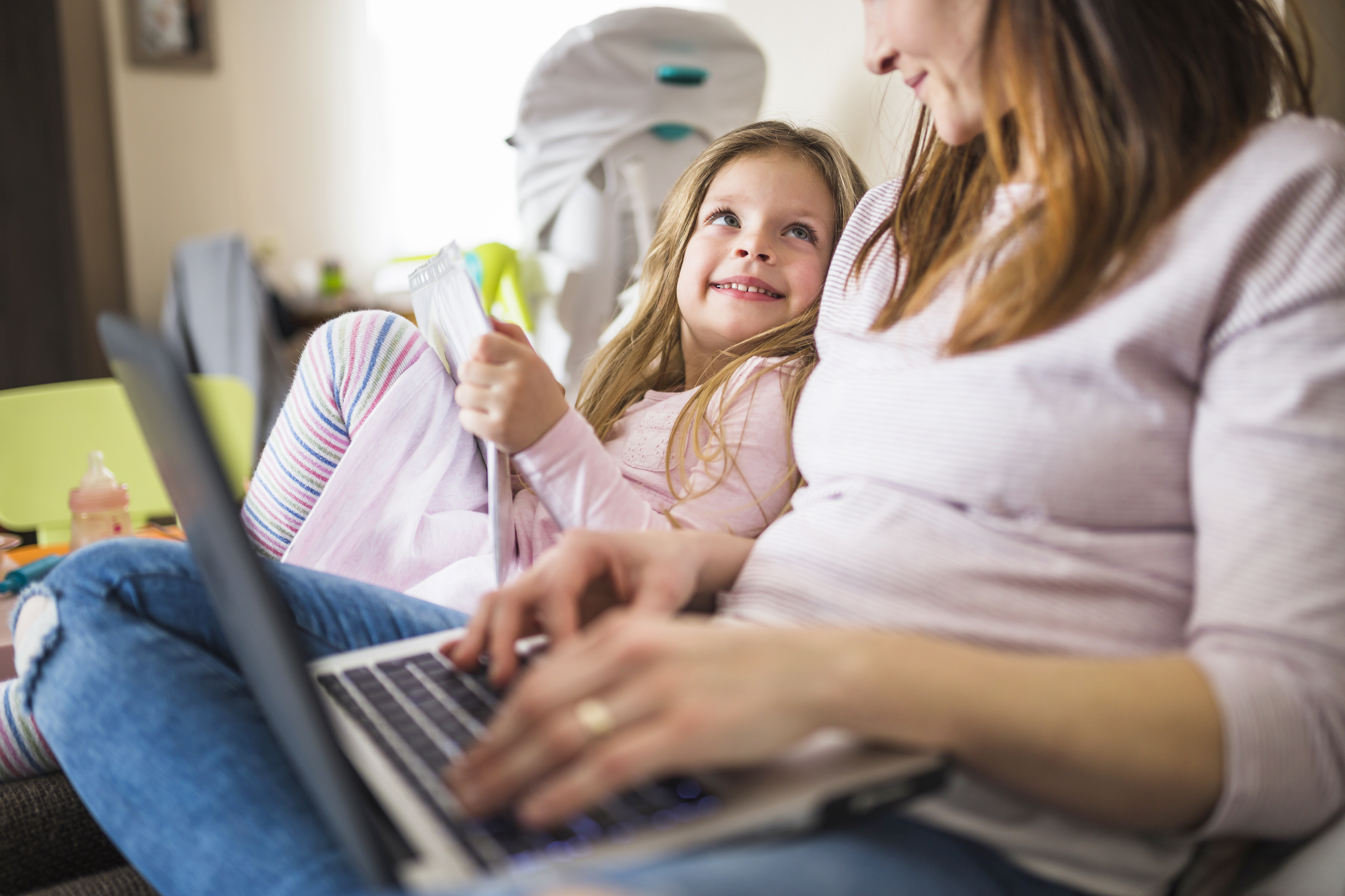 Чем можно заняться в интернете. Мама в декрете. Stay at Home mom. Мама учит ребенка пользоваться компьютером. Профессиональная мама.
